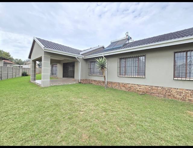 3 BEDROOM FREEHOLD FOR SALE IN BRACKENHURST